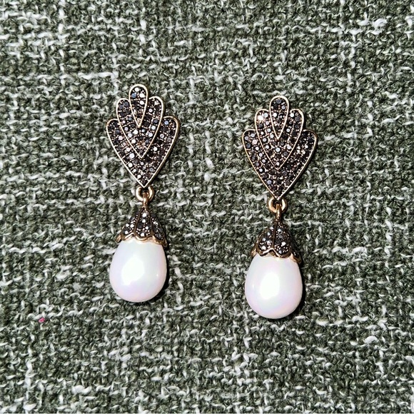 Pearl drop earrings with grey stones w/ backings - Picture 3 of 5